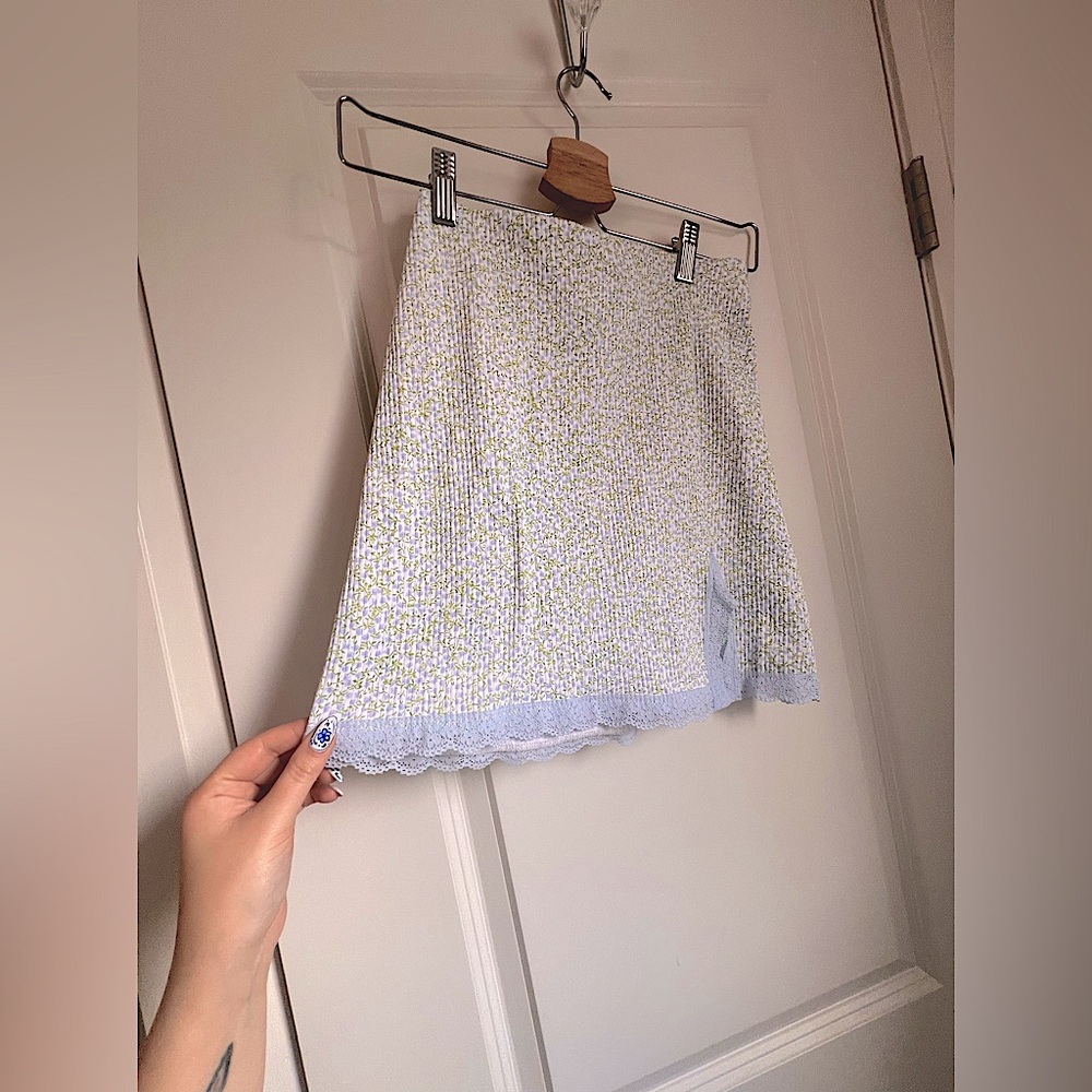 H&M floral mini skirt with slit & lace trim 🦋🔷🪻